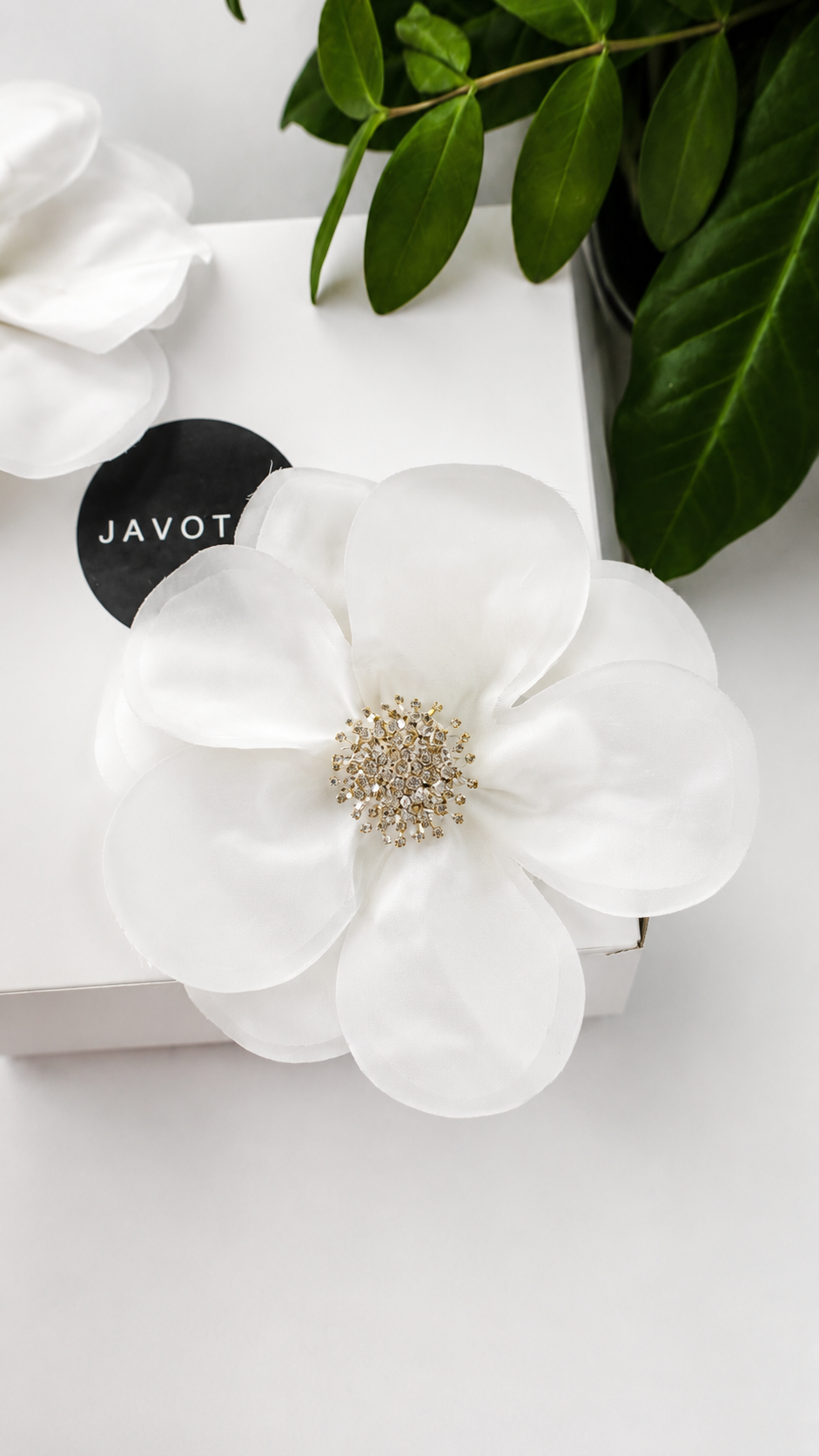 Fleur en soie ADONIS - Blanc Perle coeur brodé de perles
