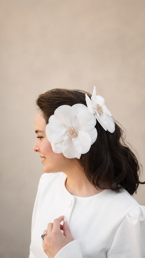 Fleur en soie ADONIS - Blanc Perle coeur brodé de perles