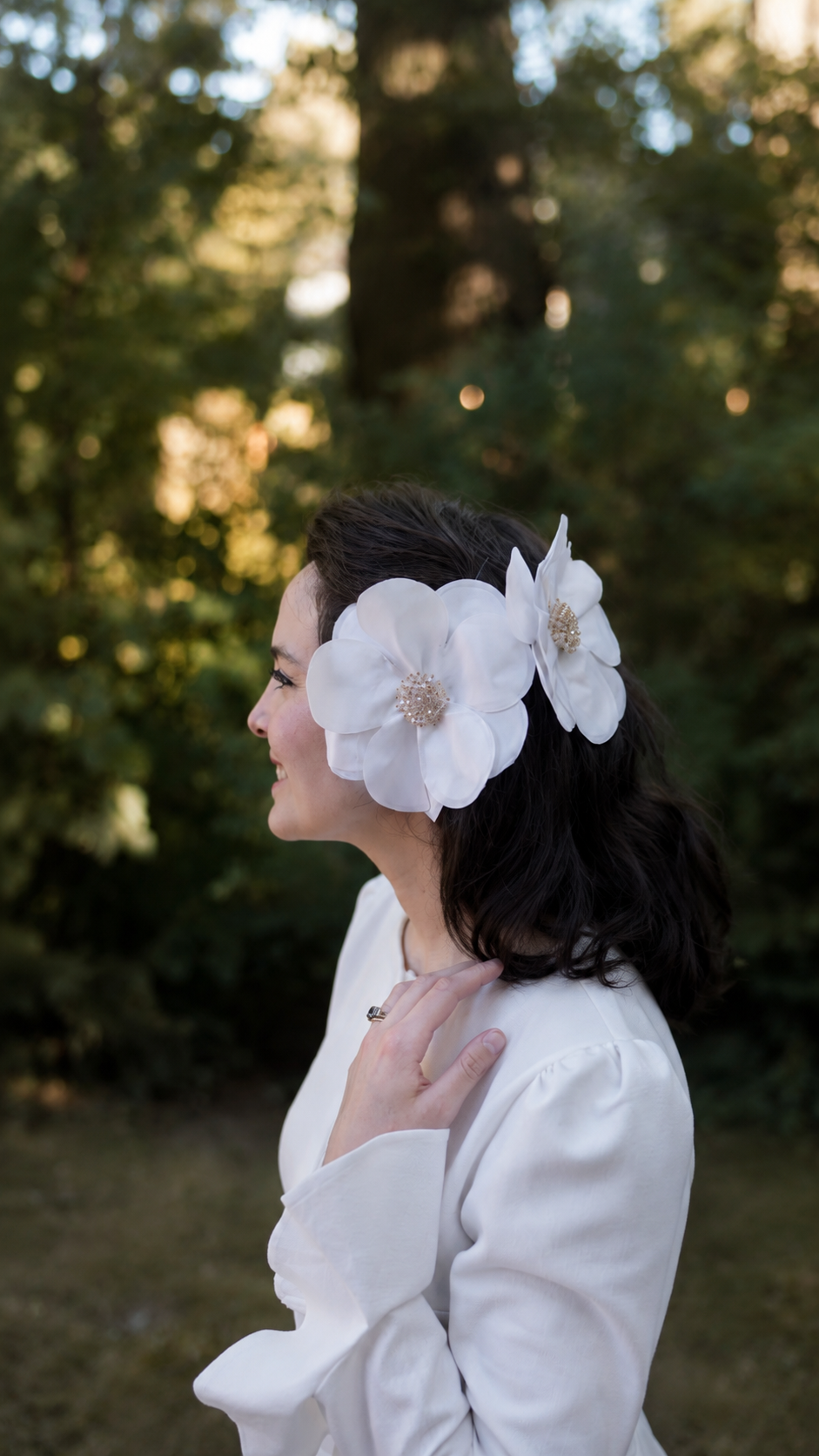 Fleur en soie ADONIS - Blanc Perle coeur brodé de perles