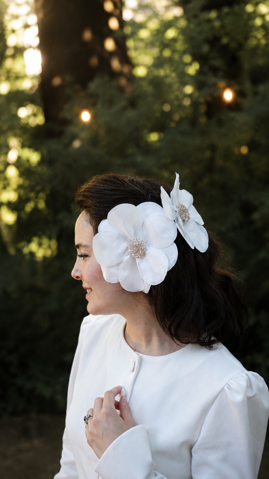 Fleur en soie ADONIS - Blanc Perle coeur brodé de perles