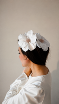 Fleur en soie ADONIS - Blanc Perle coeur brodé de perles